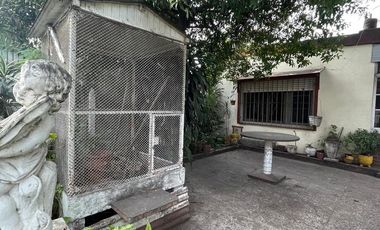 Casa en  venta con 3 viviendas de 4amb y 2amb, jardín y cochera - Wilde