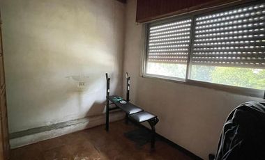 Casa en  venta con 3 viviendas de 4amb y 2amb, jardín y cochera - Wilde