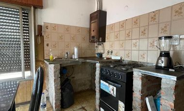Casa en  venta con 3 viviendas de 4amb y 2amb, jardín y cochera - Wilde