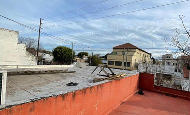 Casa en  venta con 3 viviendas de 4amb y 2amb, jardín y cochera - Wilde