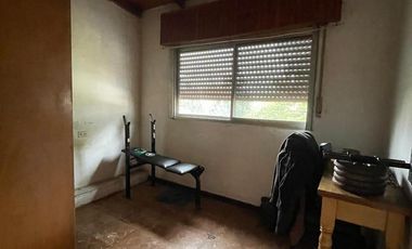 Casa en  venta con 3 viviendas de 4amb y 2amb, jardín y cochera - Wilde