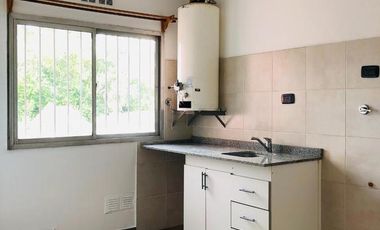 Venta edificio con unidades de 2 y 3 ambientes, local y cocheras en Florencio Varela