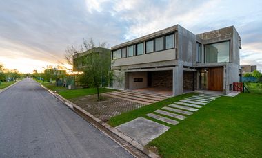 Casa cuatro dormitorios Country Vida Funes