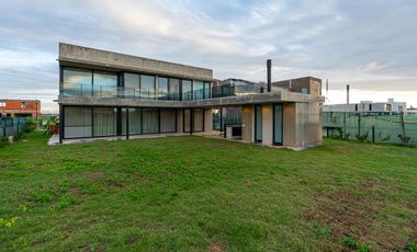 Casa cuatro dormitorios Country Vida Funes