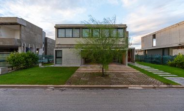 Casa cuatro dormitorios Country Vida Funes