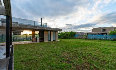 Casa cuatro dormitorios Country Vida Funes