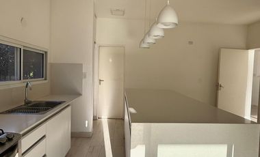 EL PORTILLO- Pilar Casa en VENTA 6 AMBIENTES CON GALERIA, JARDIN Y PILETA 4 cocheras