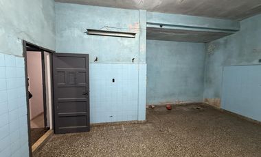 Casa de 4 ambientes con local al frente VENTA