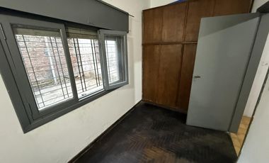 Casa de 4 ambientes con local al frente VENTA