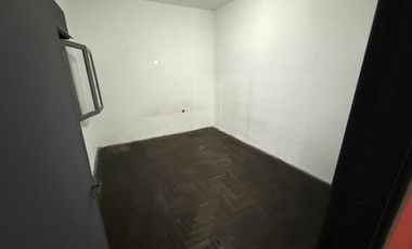 Casa de 4 ambientes con local al frente VENTA