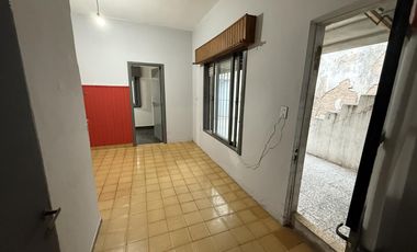 Casa de 4 ambientes con local al frente VENTA