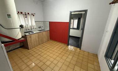 Casa de 4 ambientes con local al frente VENTA