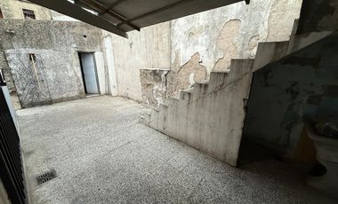 Casa de 4 ambientes con local al frente VENTA