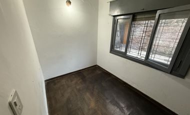 Casa de 4 ambientes con local al frente VENTA