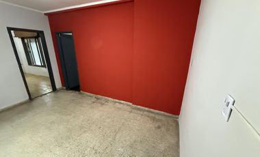 Casa de 4 ambientes con local al frente VENTA