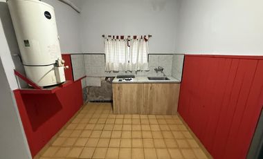 Casa de 4 ambientes con local al frente VENTA