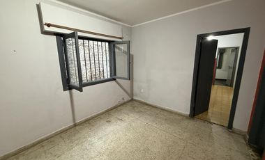 Casa de 4 ambientes con local al frente VENTA