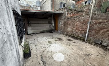 Casa de 4 ambientes con local al frente VENTA