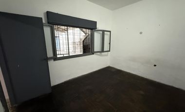 Casa de 4 ambientes con local al frente VENTA