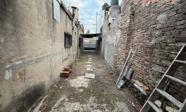 Casa de 4 ambientes con local al frente VENTA