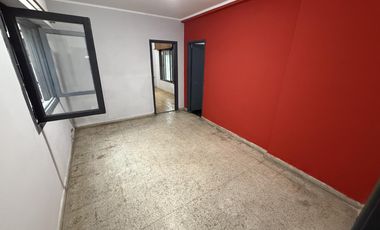 Casa de 4 ambientes con local al frente VENTA