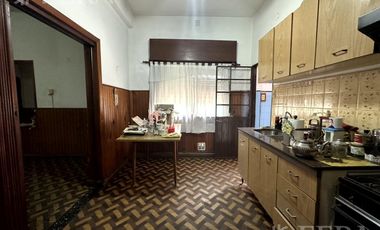 Venta casa de 3 ambientes con cochera y patio en Sarandí