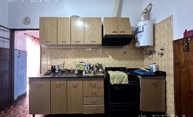Venta casa de 3 ambientes con cochera y patio en Sarandí