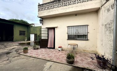 Venta casa de 3 ambientes con cochera y patio en Sarandí