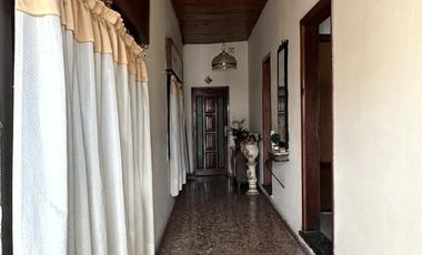 Venta casa de 3 ambientes con cochera y patio en Sarandí