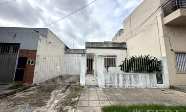Venta casa de 3 ambientes con cochera y patio en Sarandí