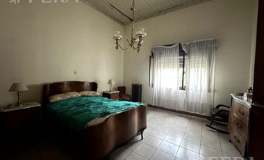 Venta casa de 3 ambientes con cochera y patio en Sarandí