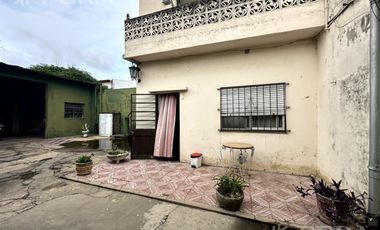 Venta casa de 3 ambientes con cochera y patio en Sarandí