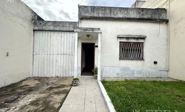 Venta casa de 3 ambientes con cochera y patio en Sarandí