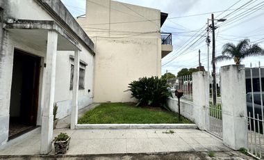Venta casa de 3 ambientes con cochera y patio en Sarandí