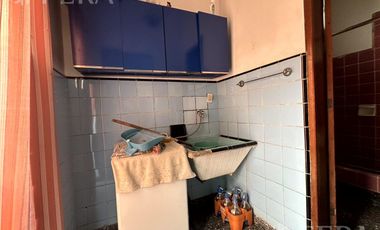 Venta casa de 3 ambientes con cochera y patio en Sarandí