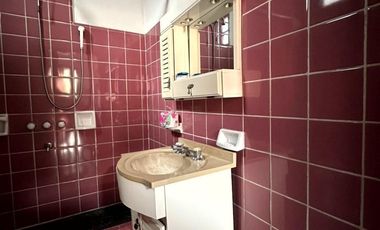 Venta casa de 3 ambientes con cochera y patio en Sarandí