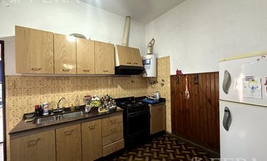 Venta casa de 3 ambientes con cochera y patio en Sarandí