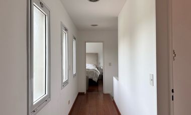 VENTA-Casa-La Montura-5 Ambientes-4 dormitorios-Dependencia-Lote Interno-Pileta