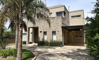 VENTA-Casa-La Montura-5 Ambientes-4 dormitorios-Dependencia-Lote Interno-Pileta