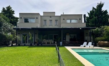 VENTA-Casa-La Montura-5 Ambientes-4 dormitorios-Dependencia-Lote Interno-Pileta