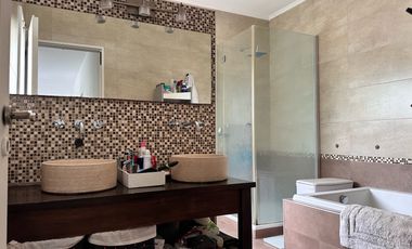 VENTA-Casa-La Montura-5 Ambientes-4 dormitorios-Dependencia-Lote Interno-Pileta