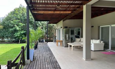 VENTA-Casa-La Montura-5 Ambientes-4 dormitorios-Dependencia-Lote Interno-Pileta