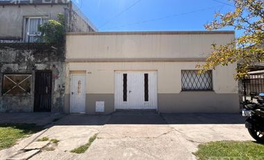 Venta de casa 6 ambientes con cochera en Villa Dominico