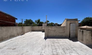 Venta de casa 6 ambientes con cochera en Villa Dominico