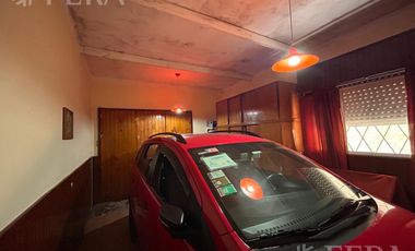 Venta de casa 6 ambientes con cochera en Villa Dominico