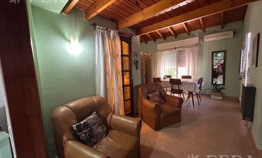 Venta de casa 6 ambientes con cochera en Villa Dominico