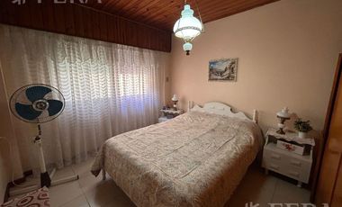 Venta de casa 6 ambientes con cochera en Villa Dominico