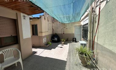 Venta de casa 6 ambientes con cochera en Villa Dominico