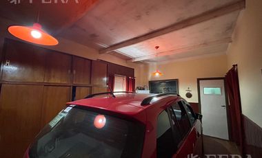 Venta de casa 6 ambientes con cochera en Villa Dominico