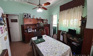 Venta de casa 6 ambientes con cochera en Villa Dominico